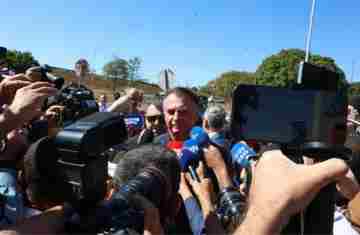  Bolsonaro nega ter descumprido proibição de uso de redes sociais 